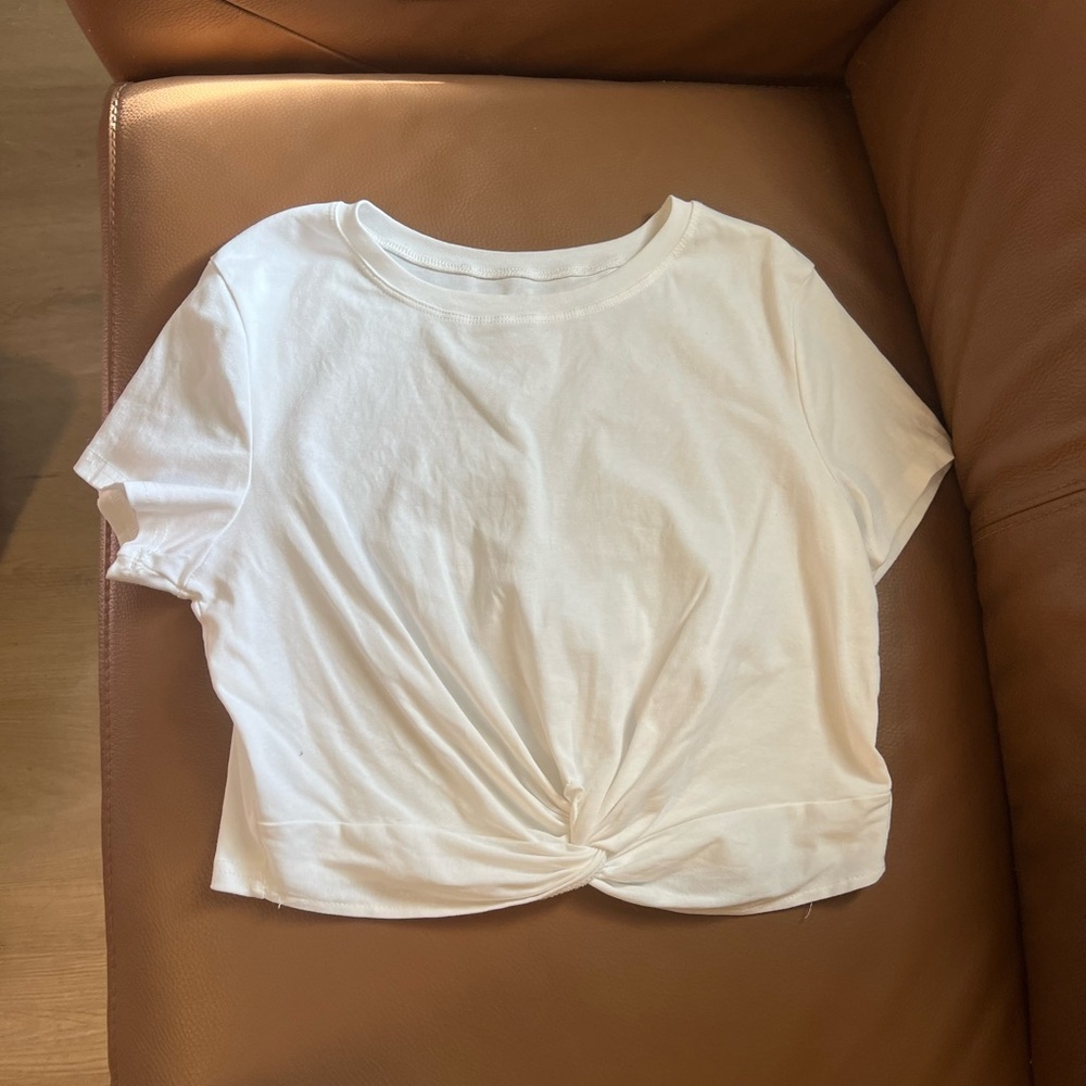 WHITE SHORT SLEEVE HALF TOP SHIRT WITH TWIST IN FRONT. NWOT NEVER WORN SIZE L